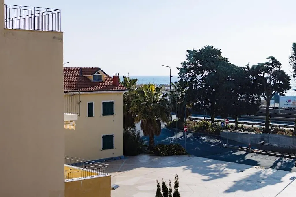 Apartamento Fronte Mare-Piscina- Pista Ciclabile Imperia